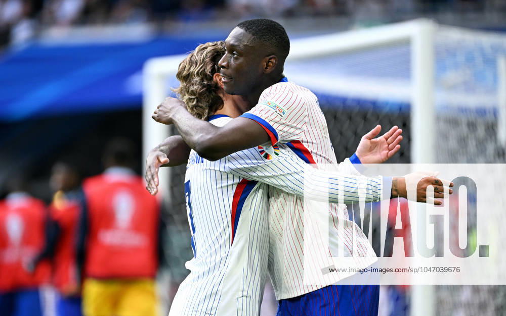 Fussball, Europameisterschaft, EURO 2024, Achtelfinale, Merkur Spiel-Arena Düsseldorf: Frankreich Belgien 1:0; Jubel Randal Kolo Muani (FRA) nach seinem Tor zum 1:0, zusammen mit Antoine Griezmann (FRA). Jubel, Freude, Aktion.