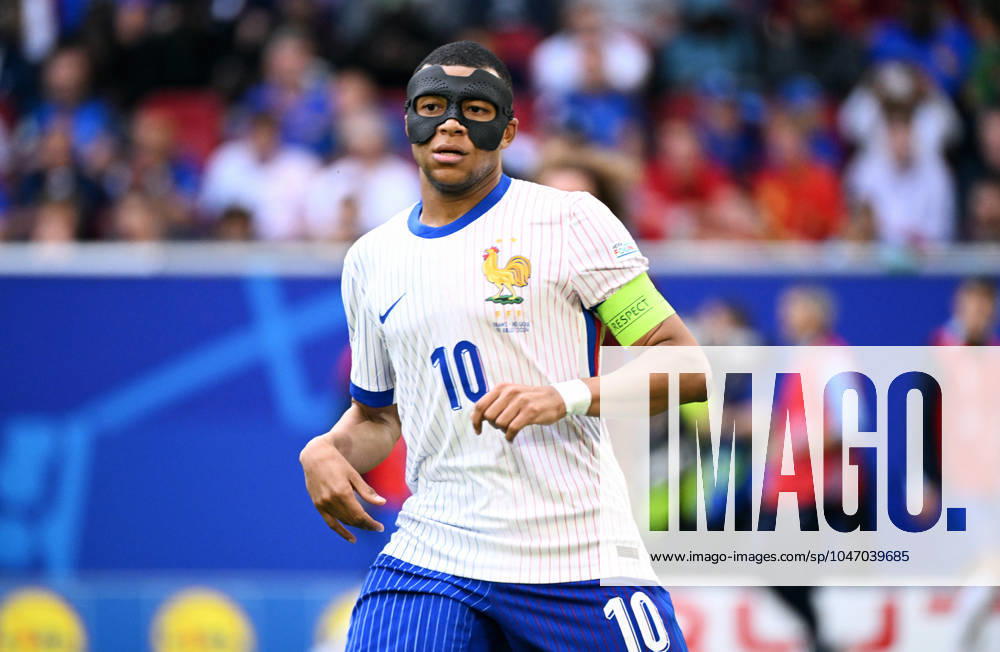 Fussball, Europameisterschaft, EURO 2024, Achtelfinale, Merkur Spiel-Arena Düsseldorf: Frankreich Belgien 1:0; Kylian Mbappe (FRA) mit Maske. Aktion, Einzelbild.
