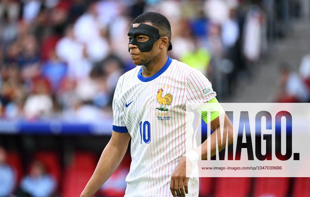 Fussball, Europameisterschaft, EURO 2024, Achtelfinale, Merkur Spiel-Arena Düsseldorf: Frankreich Belgien 1:0; Kylian Mbappe (FRA) mit Maske. Aktion, Einzelbild.