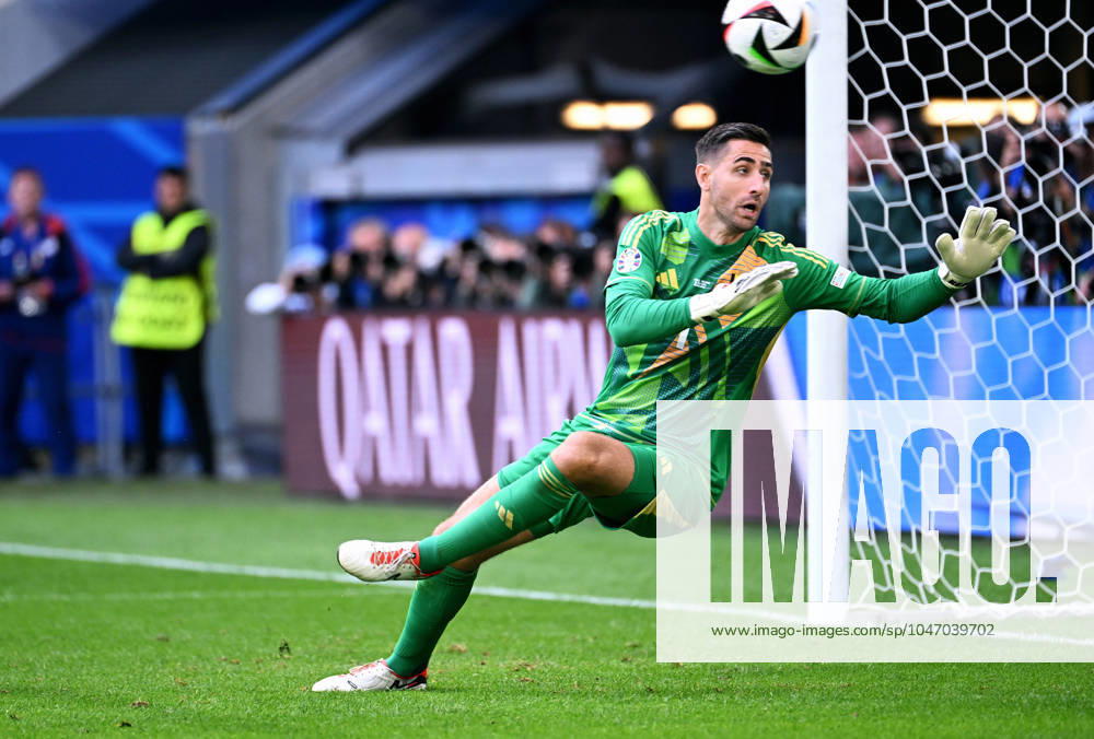 Fussball, Europameisterschaft, EURO 2024, Achtelfinale, Merkur Spiel-Arena Düsseldorf: Frankreich Belgien 1:0; Koen Casteels (BEL). Aktion, Einzelbild.