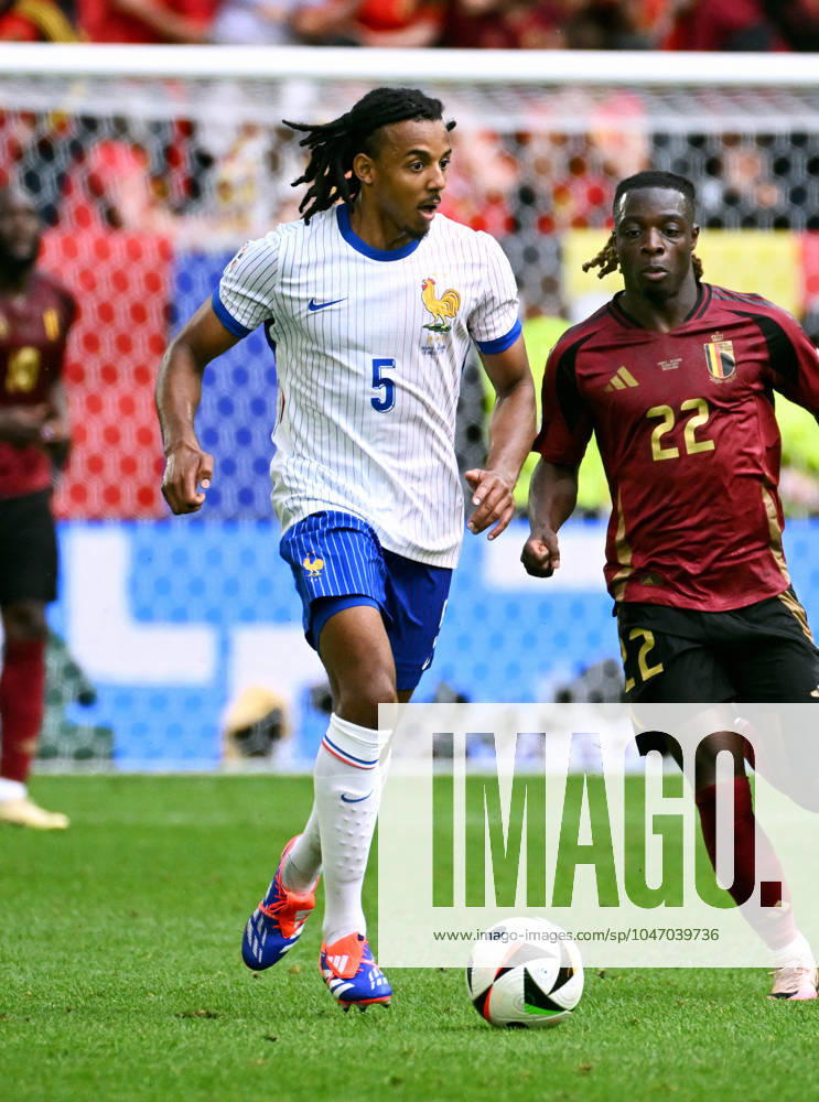 Fussball, Europameisterschaft, EURO 2024, Achtelfinale, Merkur Spiel-Arena Düsseldorf: Frankreich Belgien 1:0; Jules Kounde (FRA), Jeremy Doku (BEL). Aktion