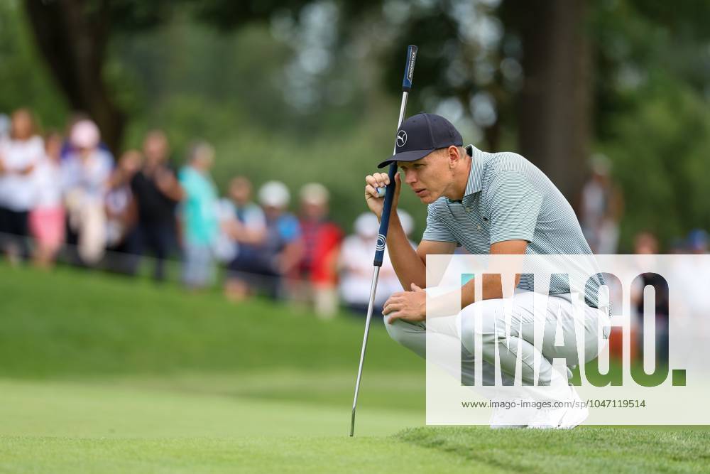 Matti Schmid (GER) beim lesen der Puttlinie, BMW International Open 2024, Golf, DP World Tour, Herren, Runde 2, 05.07.2024 Eichenried Bayern Deutschland
