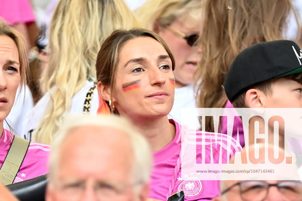 Fussball EM 2024 1 4 Finale, Deutschland - Spanien, v.l. Lena Wurzenberger, die Freundin von Bundestrainer Julian Nagelsmann Stuttgart