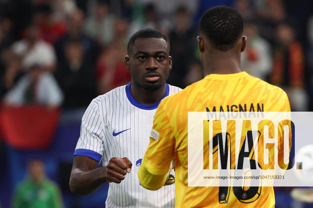 Volksparkstadion, Hamburg UEFA EURO, EM, Europameisterschaft,Fussball 2024 Germany, Viertelfinale 5 Juli 2024 , Portugal - Frankreich v.l., Youssouf Fofana (Frankreich) klatscht goalkeeper, Torwart Mike Maignan (Frankreich) ab