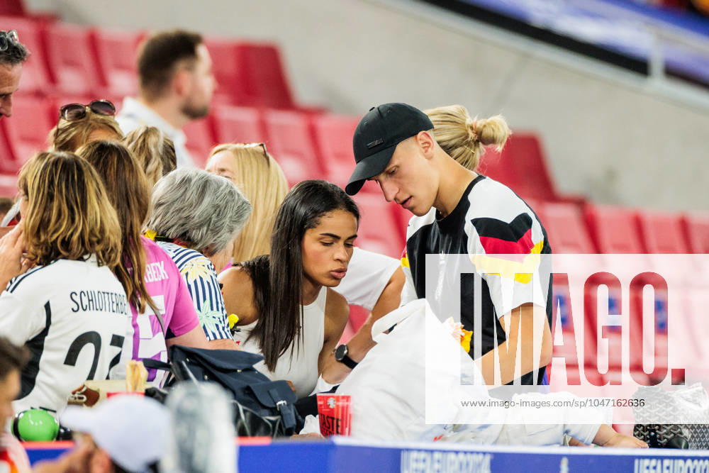 UEFA EURO, EM, Europameisterschaft,Fussball 2024: Spanien - Deutschland; 05.07.2024 Nico Schlotterbeck (Deutschland, 15) mit Frau Sabrina UEFA EURO 2024: Spanien - Deutschland; Stuttgart Arena, Stuttgart am 05.07.2024