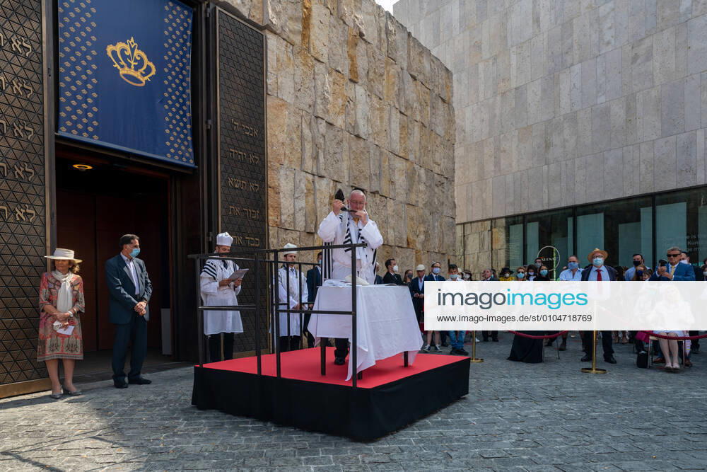 KW38 Schofarblasen zu Rosch Haschana Öffentliches Schofarblasen zu Rosch Haschana, dem jüdischem Neujahrsfest vor dem Eingang der Münchner Synagoge am St. Jakobs Platz. Dr. h.c. Charlotte Knobloch spricht ein Grußwort. Rabbiner Shmuel Aharon Bodman bläst das Widerwort. Munich Germany