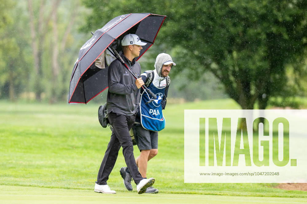 Jeremy Paul auf dem Weg zum Green mit seinem Caddy, BMW International Open 2024, Golf, 07.07.2024 Muenchen Bayern Deutschland