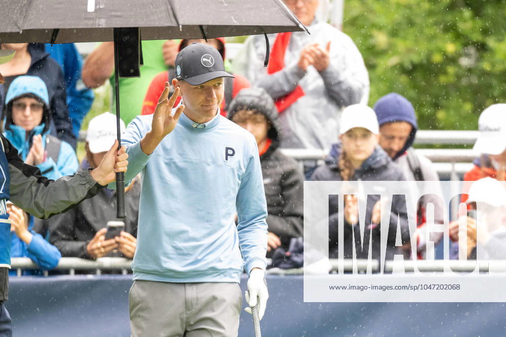 Matti Schmid gruesst die Fans, BMW International Open 2024, Golf, 07.07.2024 Muenchen Bayern Deutschland