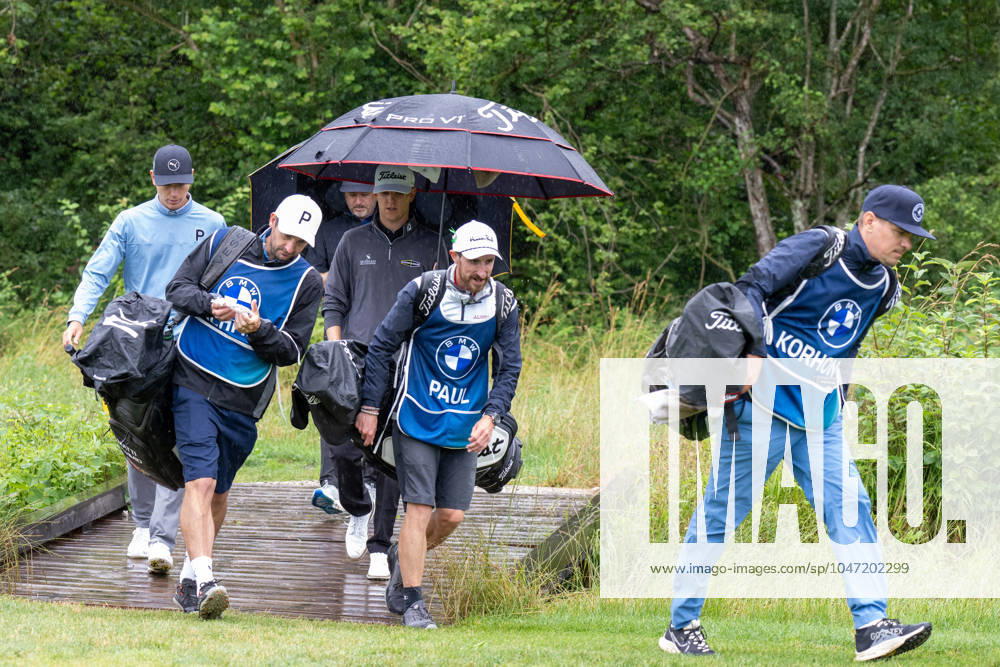 Matti Schmid, Mikko Korhonen und Jeremy Paul mit den Caddys auf dem Weg zum Gruen, BMW International Open 2024, Golf, 07.07.2024 Muenchen Bayern Deutschland