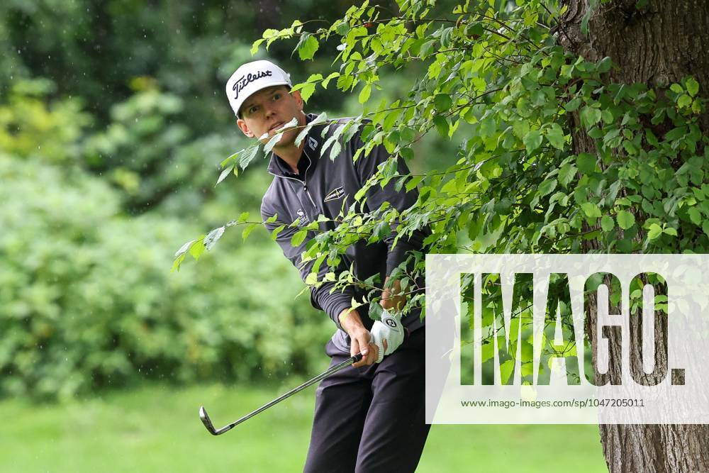 Schwierige Situation fuer Jeremy Paul (GER), schlaegt aus dem Rough, BMW International Open 2024, Golf, DP World Tour, Herren, Finale, 07.07.2024 Moosinning Bayern Deutschland