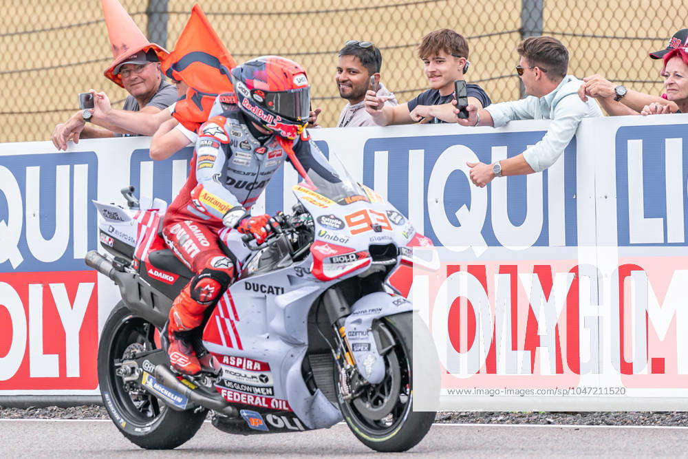 Hohenstein, Deutschland 05. - 07. Juli 2024: MotoGP Sachsenring Deutschland - 2024 Im Bild: Marc Marquez (SPA) mit Flagge Fahne und Fans