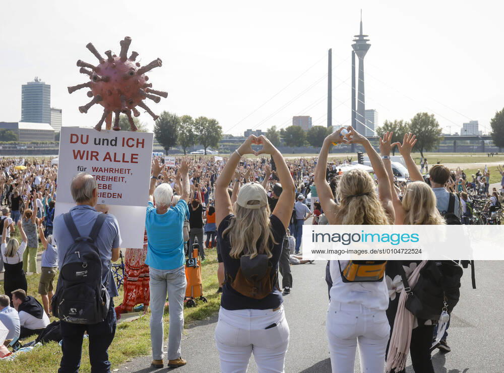 Duesseldorf, Nordrhein-Westfalen, Deutschland - Demonstration gegen die Gesundheitspolitik der Bundesregierung und die Maßnahmen zur Begrenzung der Ausbreitung der Coronavirus-Pandemie, Coronaleugner, Impfgegner und Anhaenger diffuser Verschwoerungstheorien, demonstrieren gegen Freiheitsbeschraenkungen zur Eindaemmung der Coronakrise. Duesseldorf Nordrhein-Westfalen Deutschland