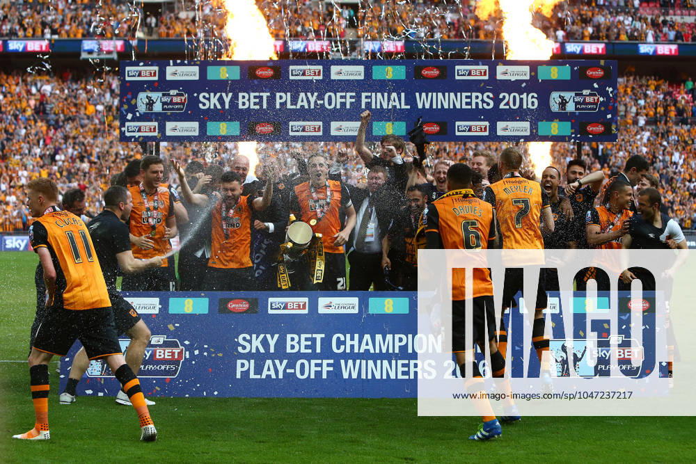 Soccer 2016: European Soccer May 28, 2016 - London, United Kingdom - Hull celebrate promotion during the Skybet Championship Play Off Final match at Wembley Stadium. Photo credit should read: Philip Oldham Sportimage. London United Kingdom