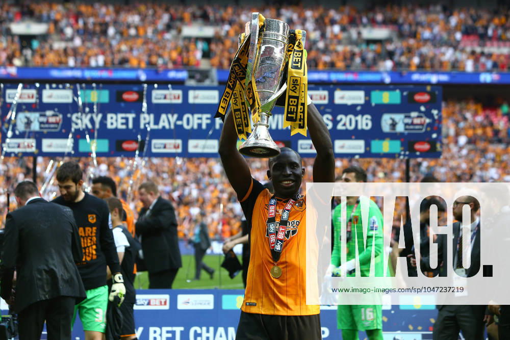 Soccer 2016: European Soccer May 28, 2016 - London, United Kingdom - Hull?s Mohamed Diame celebrates promotion with the cup during the Skybet Championship Play Off Final match at Wembley Stadium. Photo credit should read: Philip Oldham Sportimage. London United Kingdom