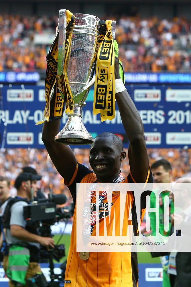 Soccer 2016: European Soccer May 28, 2016 - London, United Kingdom - Hull?s Mohamed Diame celebrates promotion with the cup during the Skybet Championship Play Off Final match at Wembley Stadium. Photo credit should read: Philip Oldham Sportimage. London United Kingdom