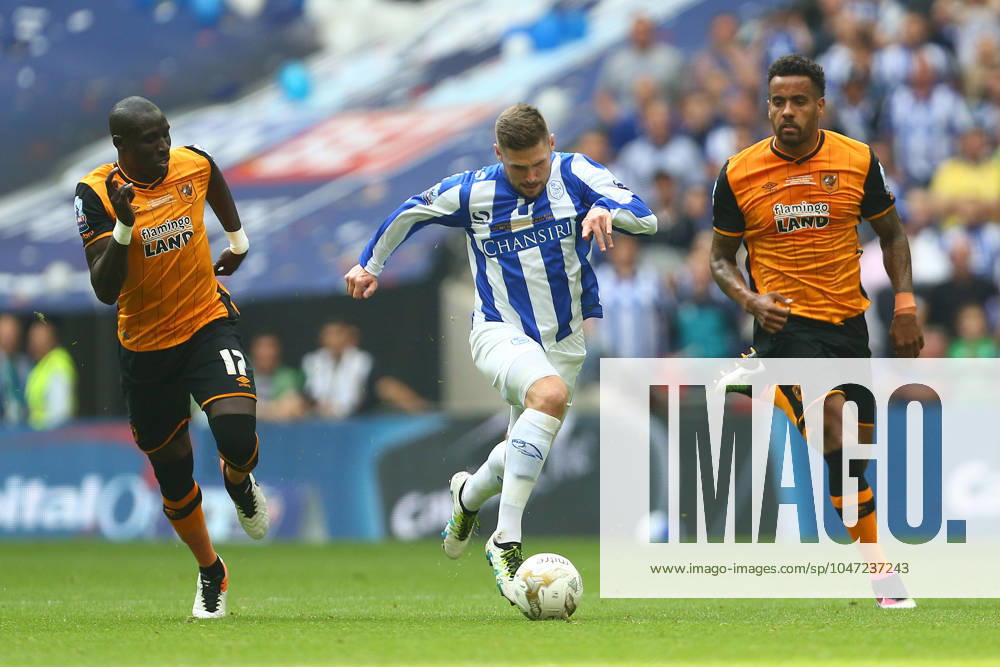 Soccer 2016: European Soccer May 28, 2016 - London, United Kingdom - Wednesday?s Gary Hooper escapes Hull s Mohamed Diame during the Skybet Championship Play Off Final match at Wembley Stadium. Photo credit should read: Philip Oldham Sportimage. London United Kingdom