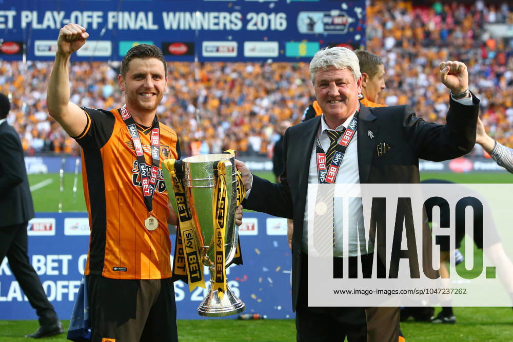 Soccer 2016: European Soccer May 28, 2016 - London, United Kingdom - Hull?s manager, Steve Bruce celebrates promotion with the cup during the Skybet Championship Play Off Final match at Wembley Stadium. Photo credit should read: Philip Oldham Sportimage. London United Kingdom