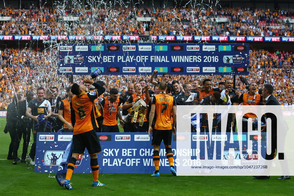 Soccer 2016: European Soccer May 28, 2016 - London, United Kingdom - Hull celebrate promotion during the Skybet Championship Play Off Final match at Wembley Stadium. Photo credit should read: Philip Oldham Sportimage. London United Kingdom