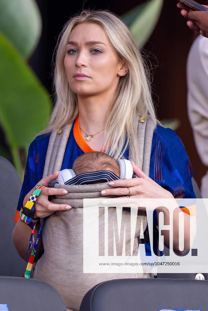 2024-07-06 Netherlands v Turkiye - Quarter-Final - UEFA EURO, EM, Europameisterschaft,Fussball 2024 BERLIN, GERMANY - JULY 6: Noa van de Bij, girlfriend of Cody Gakpo of the Netherlands, with their son Samuel Seth Gakpo during the Quarter-Final - UEFA EURO 2024 match between Netherlands and Turkiye at Olympiastadion on July 6, 2024 in Berlin, Germany. (Photo by Joris Verwijst BSR Agency) Berlin Germany Content not available for redistribution in The Netherlands directly or indirectly through any third parties.