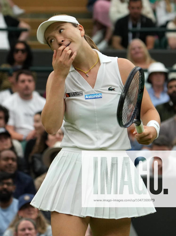 Lawn Tennis - 2024 Wimbledon Championship Lulu Sun (NZL) v Donna Vekic (CRO) All England Lawn Tennis & Croquet Club - Tuesday 9h July 2024 Lulu Sun sees the match slipping away