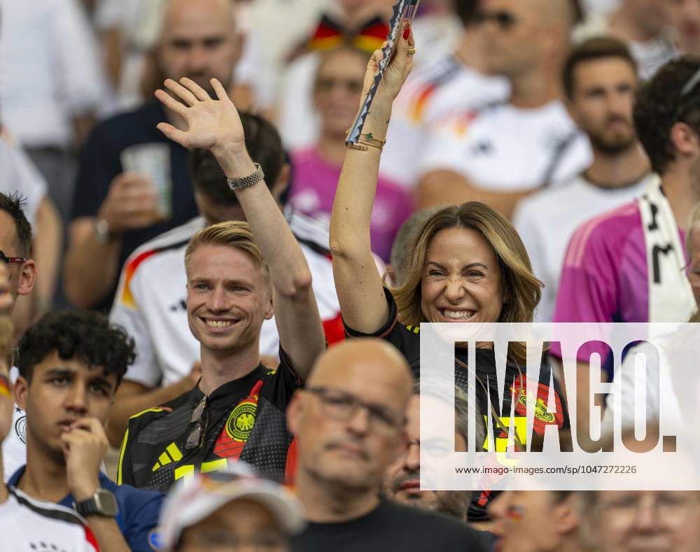 Fussball UEFA EURO, EM, Europameisterschaft,Fussball 2024, Viertelfinale, Spanien - Deutschland, in der Stuttgart-Arena. Charlotte (re), Frau von Torwart Oliver Baumann (Deutschland) auf der Tribüne.