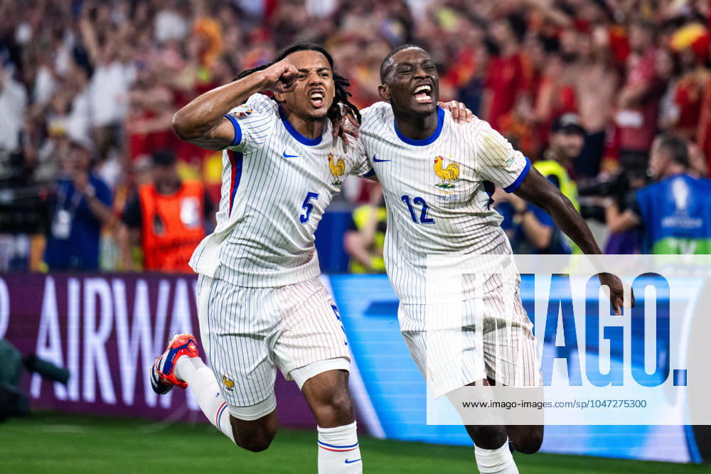 Jules Koundà and Randal Kolo Muani of France celebrate after 0-1 during the UEFA EURO, EM, Europameisterschaft,Fussball 2024 Football Championship semifinal between Spain and France on July 9, 2024 in Munich. Photo: Mathias Bergeld BILDBYRAN kod MB MB0944 fotboll football soccer fotball fotbolls-em europamästerskap em uefa euro uefa european football championship euro 2024 semifinal semifinals spanien spain frankrike france bbeng jubel