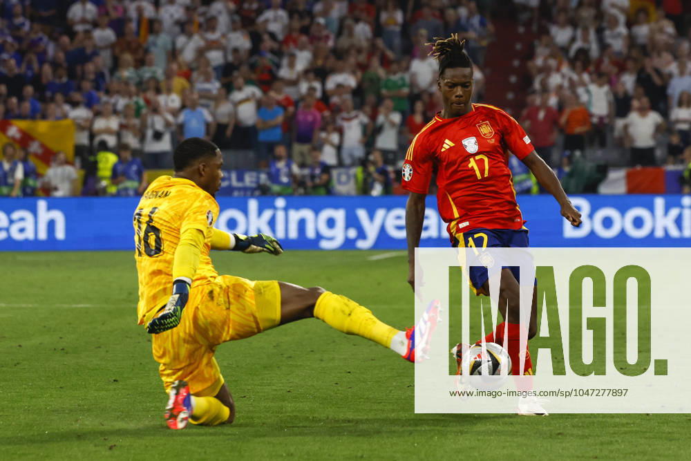 EURO 2024, Die Highlights Spain s Nico Williams (R) in action against France s goalkeeper Mike Maignan (L) during the UEFA EURO, EM, Europameisterschaft,Fussball 2024 semifinal soccer match between Spain and France in Allianz Arena stadium in Munich, Germany, 09 July 2024. UEFA Euro 2024 semifinal: Spain vs. France !ACHTUNG: NUR REDAKTIONELLE NUTZUNG!