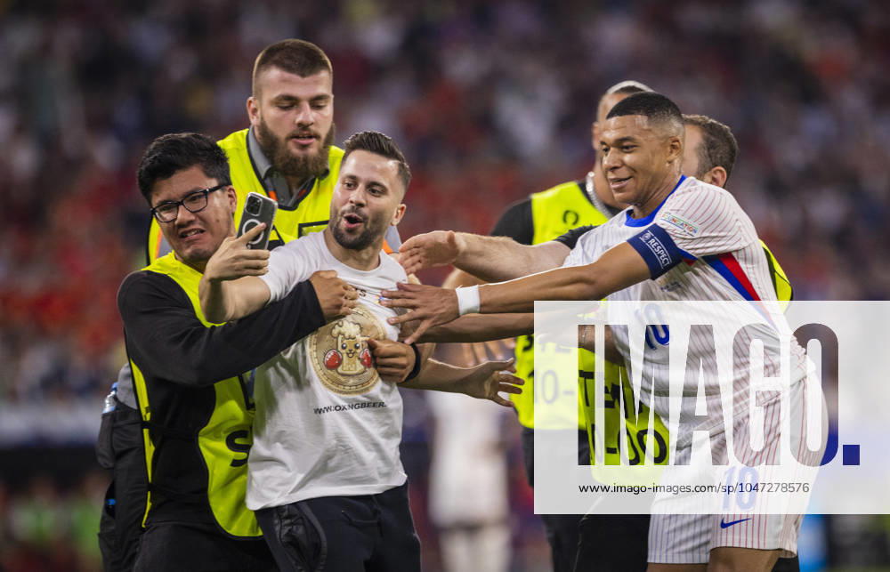 EURO 2024, Die Highlights Munich, Germany. 09th Jul 2024. Speedster takes a selfie with Kylian Mbappe (FRA) and is stopped by stewards Spain - France Spanien - Frankreich 09.07.2024