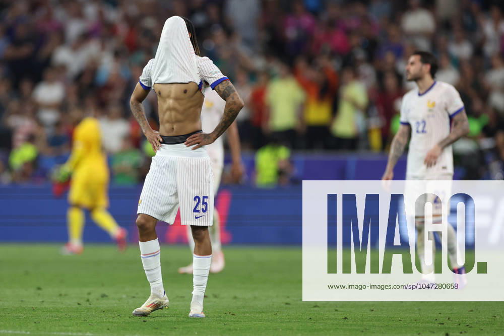 EURO 2024, Die Highlights UEFA EURO, EM, Europameisterschaft,Fussball 2024: Semi-finals Spain vs France at Munich Football Allianz Arena Munich , Germany 09.07.2024: French players Bradley Barcola of France disappointed after defeat in the UEFA EURO 2024 semi-finals, football match between Spain vs France at Munich Football Allianz Arena Munich Football Arena Germany Germany