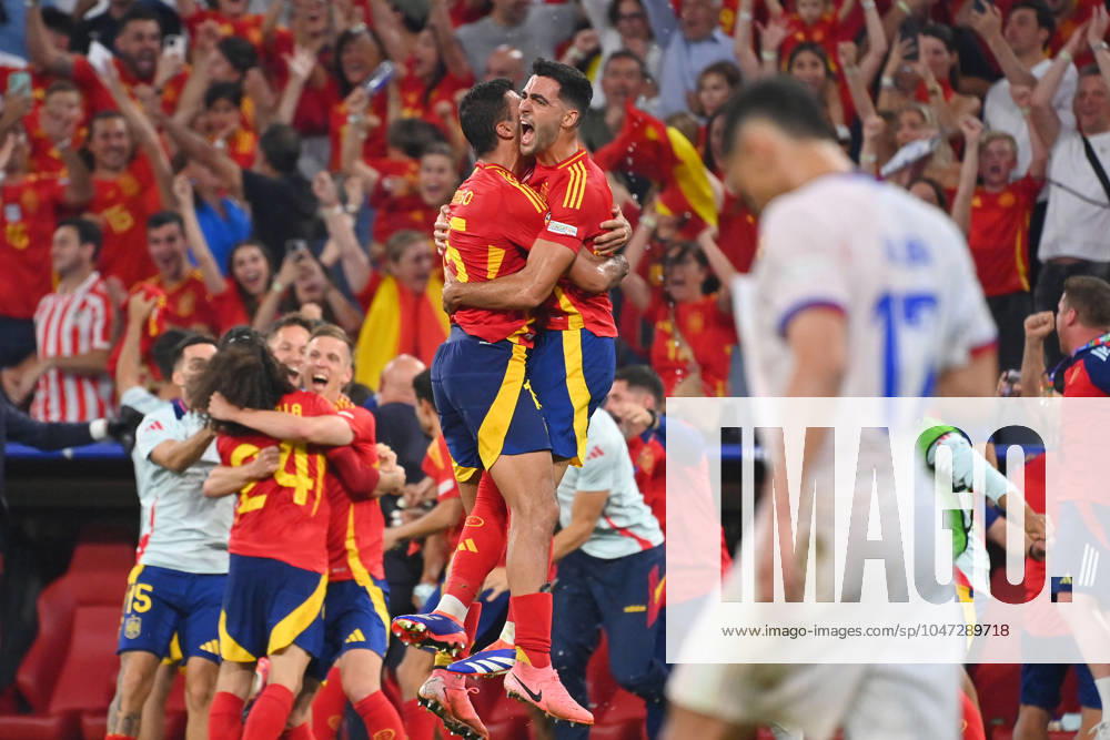 EURO 2024, Die Highlights Schlussjubel ,Spieler,Teamfoto,Team, Mannschaft,Mannschaftsfoto, mit RODRI (ESP) und Mikel MERINO (ESP), Jubel,Freude,Begeisterung, Halbfinale Spanien (ESP) - Frankreich (FRA) 2-1 am 09.07.2024, Fussball Arena Muenchen. Fussball UEFA EURO, EM, Europameisterschaft,Fussball 2024 GERMANY vom 14.06.2024