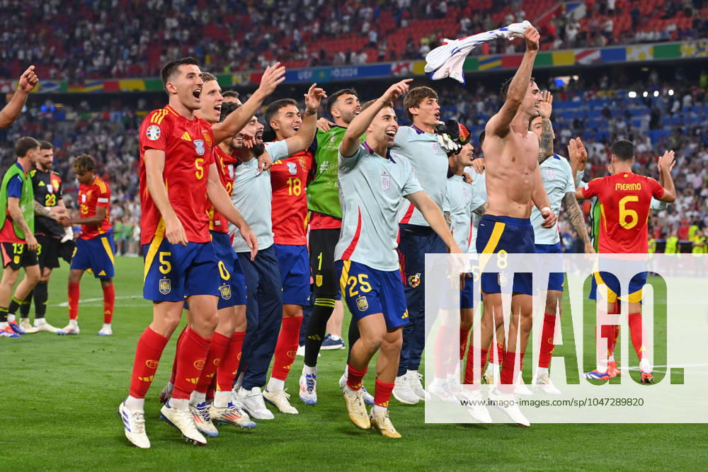 EURO 2024, Die Highlights Schlussjubel ,Spieler,Teamfoto,Team, Mannschaft,Mannschaftsfoto, mit u.a.v.li:Daniel VIVIAN (ESP) ,Dani OLMO (ESP),Martin ZUBIMENDI (ESP), Fermin LOPEZ (ESP), Fabian RUIZ (ESP), Jubel,Freude,Begeisterung,Aktion. Halbfinale Spanien (ESP) - Frankreich (FRA) 2-1 am 09.07.2024, Fussball Arena Muenchen. Fussball UEFA EURO, EM, Europameisterschaft,Fussball 2024 GERMANY vom 14.06.2024