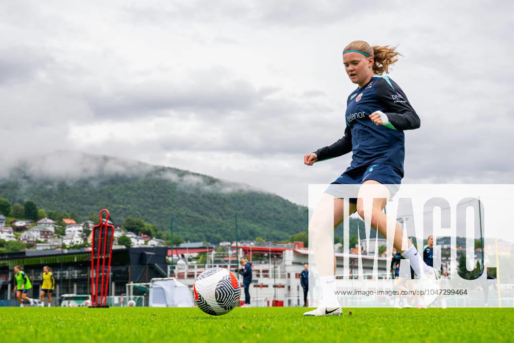 Signe Gaupset of the Norwegian women s national football team during a training session on July 10, 2024 in Bergen. Photo: Vegard Grott BILDBYRAN kod VG VG0624 bbeng fotboll football soccer fotball norge norway women dam UEFA EURO, EM, Europameisterschaft,Fussball Qualifier, EM, Europameisterschaft em-kvalifisering kvinner em-kvalik em-kval träning practice training trening
