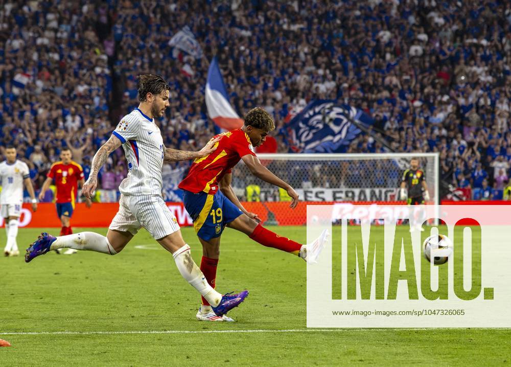 Fussball UEFA EURO, EM, Europameisterschaft,Fussball 2024, Halbfinale, Spanien - Frankreich, in der Münchner-Fussball-Arena. Lamine Yamal (re, Spanien) zieht mit seinem linken Fuss ab.