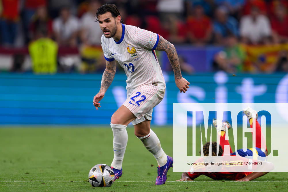 KAI SCHWOERER Lamine Yamal of Spain looks on as Theo Hernandez of France controls the ball during the UEFA EURO, EM, Europameisterschaft,Fussball 2024 semi-final match between Spain and France at Munich Football Arena on July 9, 2024 in Munich, Germany. 090724-CPL-ESPvFRA-200