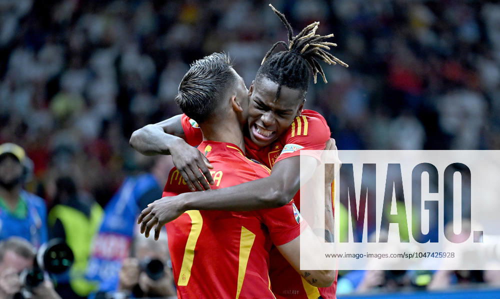 Fussball Euro 2024 Finale 14.07.2024 Spanien - England Spanien Jubel nach dem Tor zum 1-0, von links, Alvaro Morata mit dem Torschuetzen Nico Williams