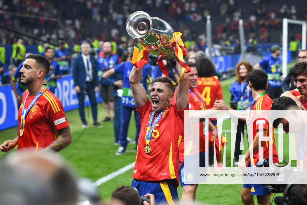 Fussball, Herren, Saison 2023 24, UEFA EURO, EM, Europameisterschaft,Fussball EM 2024, Finale in Berlin, Spanien - England, Alex Baena (Spanien) jubeln nach dem Gewinn der UEFA Europameisterschaft 2024 mit dem Pokal , 14.07. 2024,