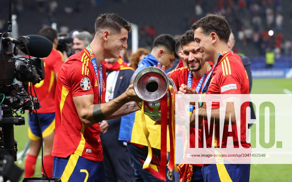 Alvaro Morata übergibt den Pokal an Siegtorschützen Mikel Oyarzabal, Spanien spanische Mannschaft feiert Europameisterschaft Jubel nach EM Sieg Fußball Fussball Europameisterschaft Euro 2024 EM Finale Herren Saison 2023 2024 14.07.2024 Spanien ESP vs. England ENG in Berlin Olympiastadion DFL regulations prohibit any use of photographs as image sequences and or quasi-video.