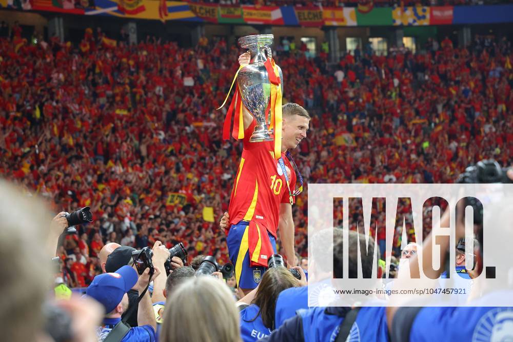 Spanien - England UEFA EURO, EM, Europameisterschaft,Fussball 2024 Berlin, 14.07.2024, Olympiastadion, UEFA EURO 2024 Germany, Finale, Spanien - England 2:1 (0:0), Im Bild: Dani Olmo (10, ESP) mit dem EM Pokal ,