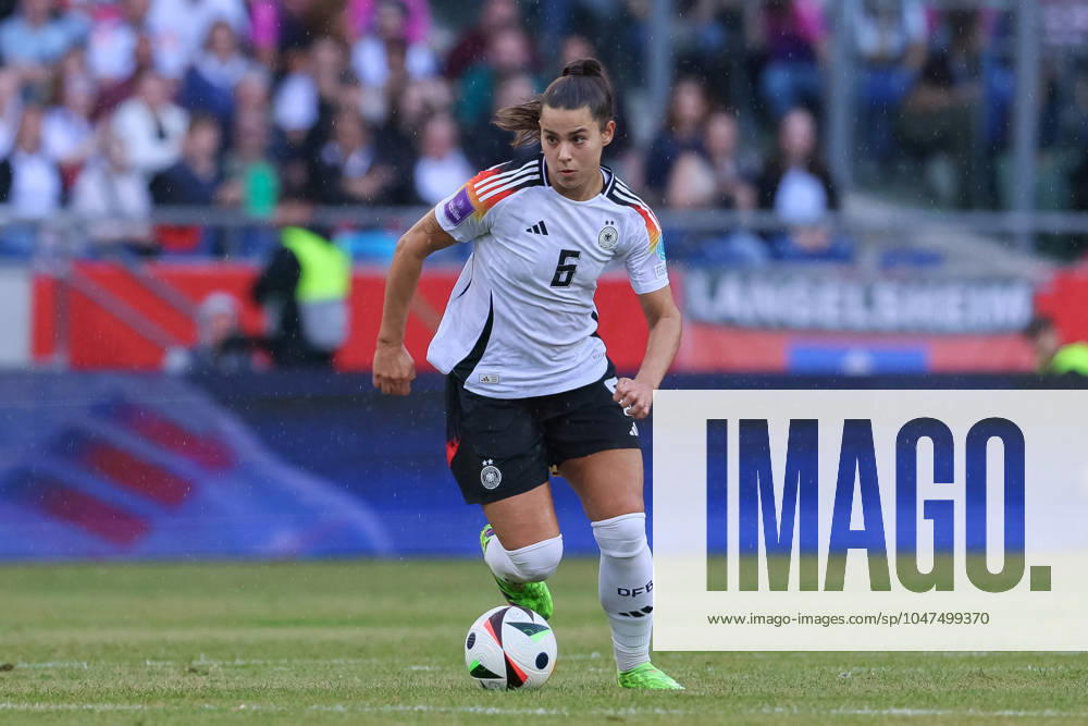 V.li.: Lena Oberdorf (Deutschland, DFB, 6) am Ball, Freisteller, Einzelbild, Ganzkörper, Aktion, Action, Spielszene, 16.07.2024, Hannover (Deutschland), Fussball, EM-Qualifikation Frauen, Deutschland - Österreich