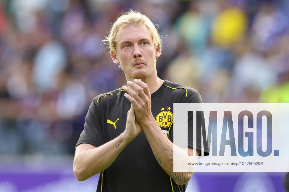 Julian Brandt (Borussia Dortmund) klatscht in die Haende, Friendly match, FC Erzgebirge Aue vs Borussia Dortmund, Erzgebirgsstadion, 17.07.2024, Aue, Deutschland.