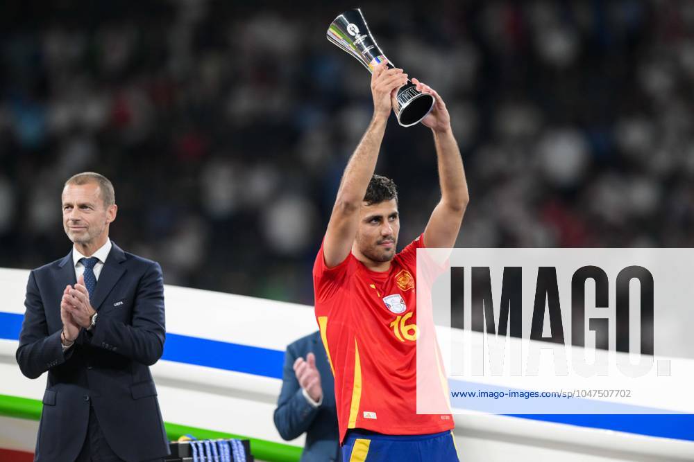 Fußball, UEFA EURO, EM, Europameisterschaft,Fussball 2024 Finale, 20240714, Spanien - England. Im Bild Rodri (Spanien, 16) hebt Auszeichnung Pokal bester Spieler in Höhe. Berlin Olympiastadion Berlin Brandenburg Deutschland