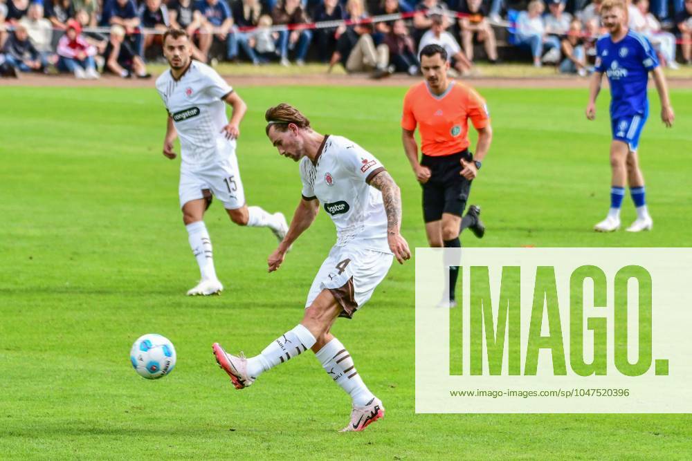 Connor Metcalfe ( Pauli ) am Ball Deutschland , Malente , Uwe Seeler Fussball Park , Fussball , Test , Bundesliga , Regionalliga , FC St Pauli - Bremer SV