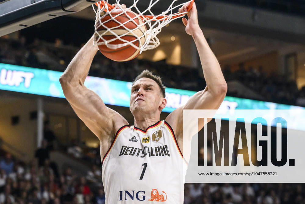 GER, Berlin, DBB, Basketball, Deutschland vs Japan, Basketball, Uber Arena, 19.07.2024, Laenderspiel, Internationale Freundschaftsspiel - Maenner, Johannes Voigtmann (D), setzt sich durch, Korb,