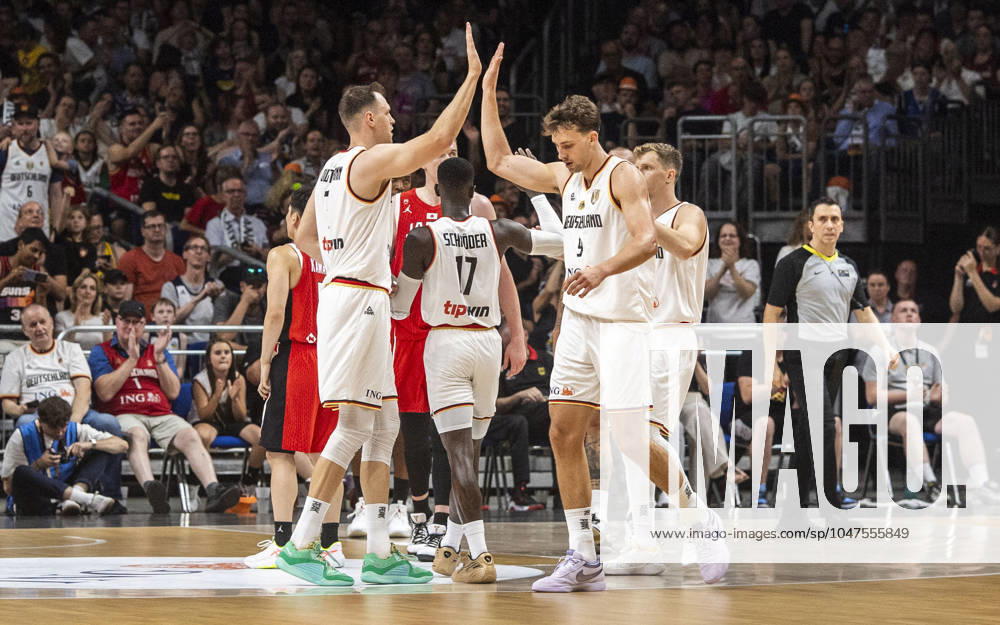 Basketball, Herren, Länderspiel, Freundschaftsspiel, Deutschland - Japan Johannes Voigtmann (Deutschland, li, vorne) und Franz Wagner (Deutschland, re., vorne) klatschen ab. Berlin Uber Arena Berlin Deutschland