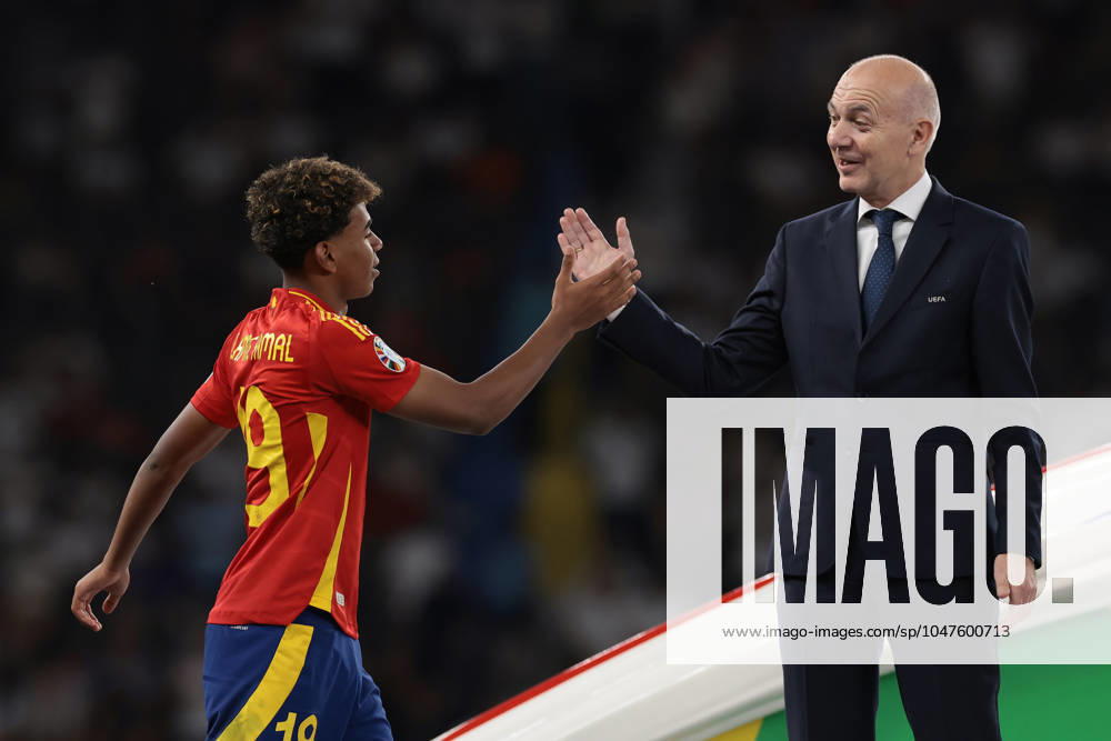 Berlin, Germany, 14th July 2024. Lamine Yamal of Spain shakes hands with Bernd Neuendorf, President of the German Football Association (DFB) as he makes his way forward to collect the Young Player of the Tournament award from UEFA President Aleksander Ceferin following the UEFA European Championships final match at Olympiastadion, Berlin. Picture: Jonathan Moscrop Sportimage . SPI-3226-0130