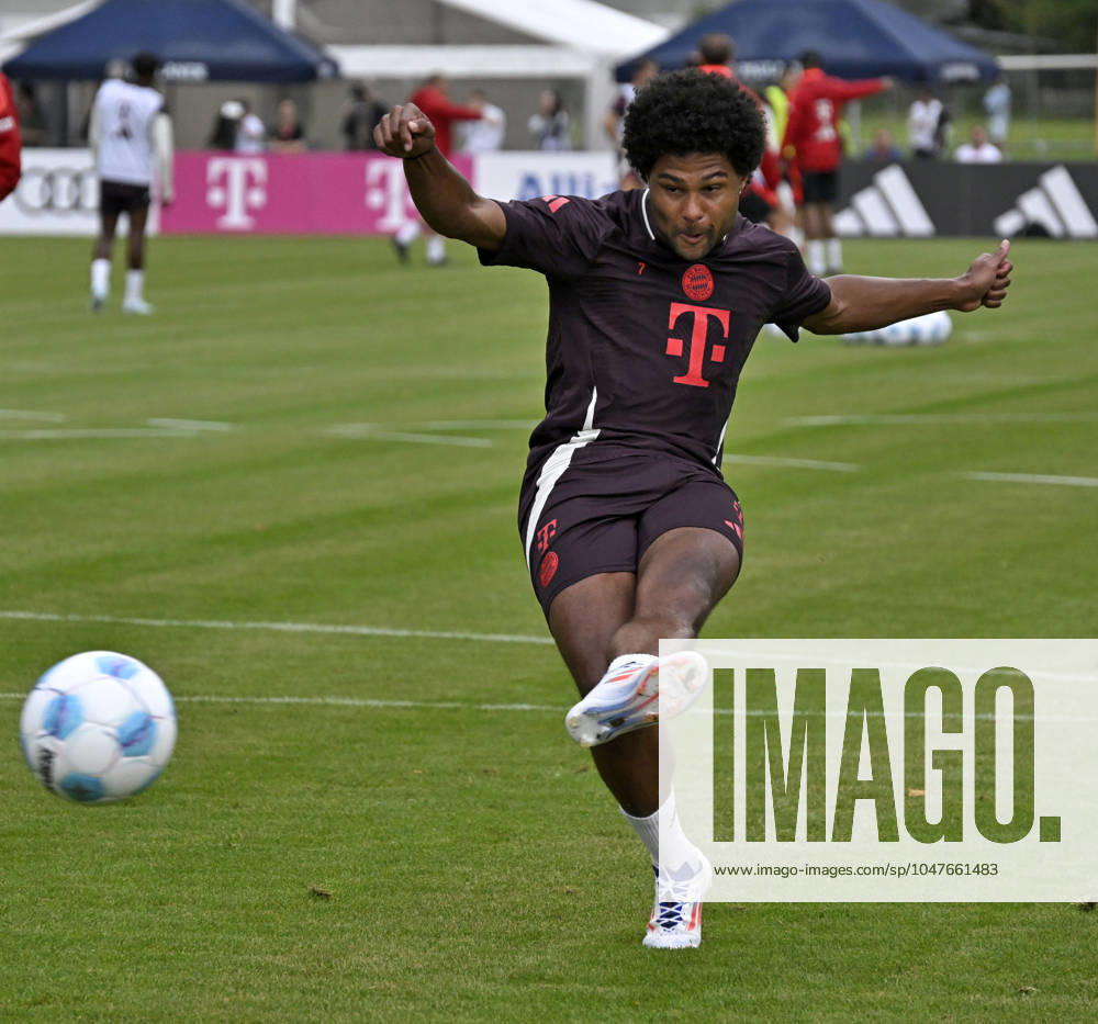 Fussball 1. Bundesliga 2024 2025, Trainingslager FC Bayern München in Rottach-Egern am Tegernsee am Sportplatz Birkenmoos, Serge Gnabry (FC Bayern München) Schusshaltung.