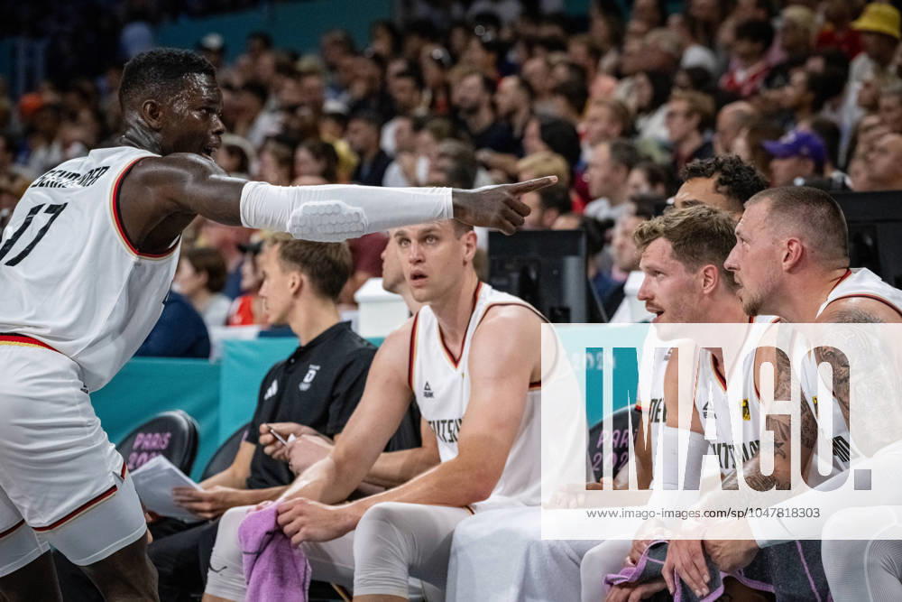 Olympische Spiele Paris 2024 Basketball Lille 27.07.2024 Vorrunde Deutschland (GER) - Japan (JPN) Dennis Schröder Schroeder (Deutschland, No.17) Schröder Schroder Johannes Voigtmann (Deutschland, No.07) Andreas Obst (Deutschland, No.42) Daniel Theis (Deutschland, No.10)