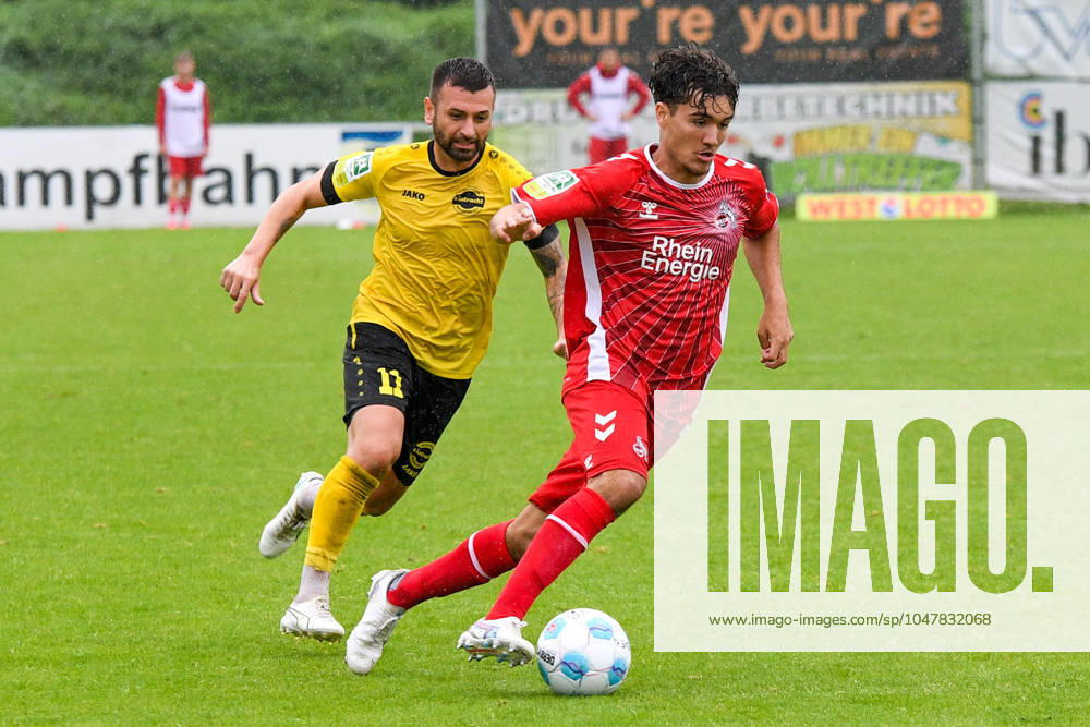 V.li.: Arda Süne (FC Köln II, 10) rechts, am Ball, Aktion, Action, Spielszene, 27.07.2024, Jülich (Deutschland), Fussball, Regionalloga West, FC Eintracht Hohkeppel - 1. FC Köln II