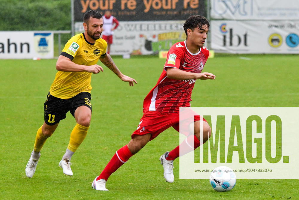 V.li.: Arda Süne (FC Köln II, 10) rechts, am Ball, Aktion, Action, Spielszene, 27.07.2024, Jülich (Deutschland), Fussball, Regionalloga West, FC Eintracht Hohkeppel - 1. FC Köln II