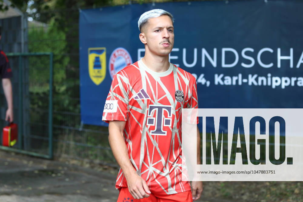 Bryan Zaragoza (FC Bayern München) schaut, Testspiel, 1.FC Düren vs FC Bayern München, Karl-Knipprath-Stadion am 28. July 2024 in Jülich, Deutschland. (Foto von Oliver Kaelke DeFodi Images) Bryan Zaragoza (FC Bayern München) looks on, Testspiel, 1.FC Düren vs FC Bayern München, Karl-Knipprath-Stadion on July 28, 2024 in Juelich, Germany. (Photo by Oliver Kaelke DeFodi Images) Defodi-678_2024_07_28_OK_FCDFCB_0310